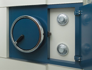 Round steering wheel and one-hundred million conversion combination dial