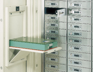 Pull shelf (stand-up type shelf board for a inner box)